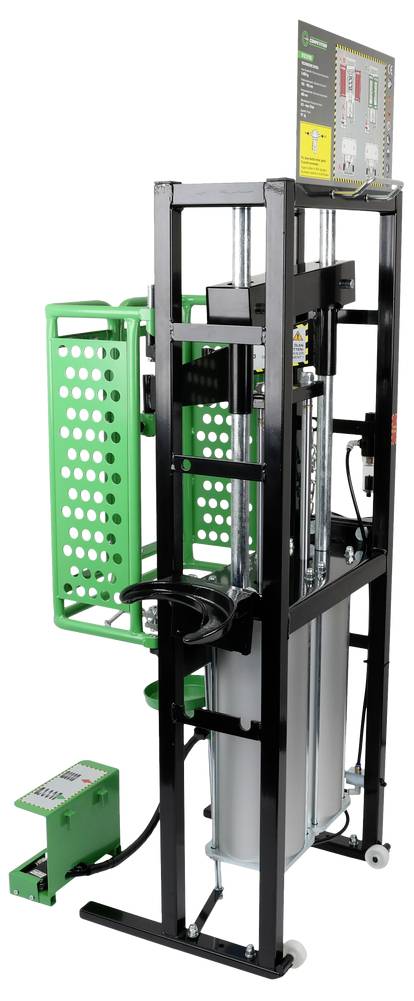 Vertikale Industriemaschine mit schwarzem Rahmen und grünen Lochblechen, dargestellt mit einer Steuerkiste und einem Fußpedal, wahrscheinlich eine Verpackungs- oder Hebevorrichtung.