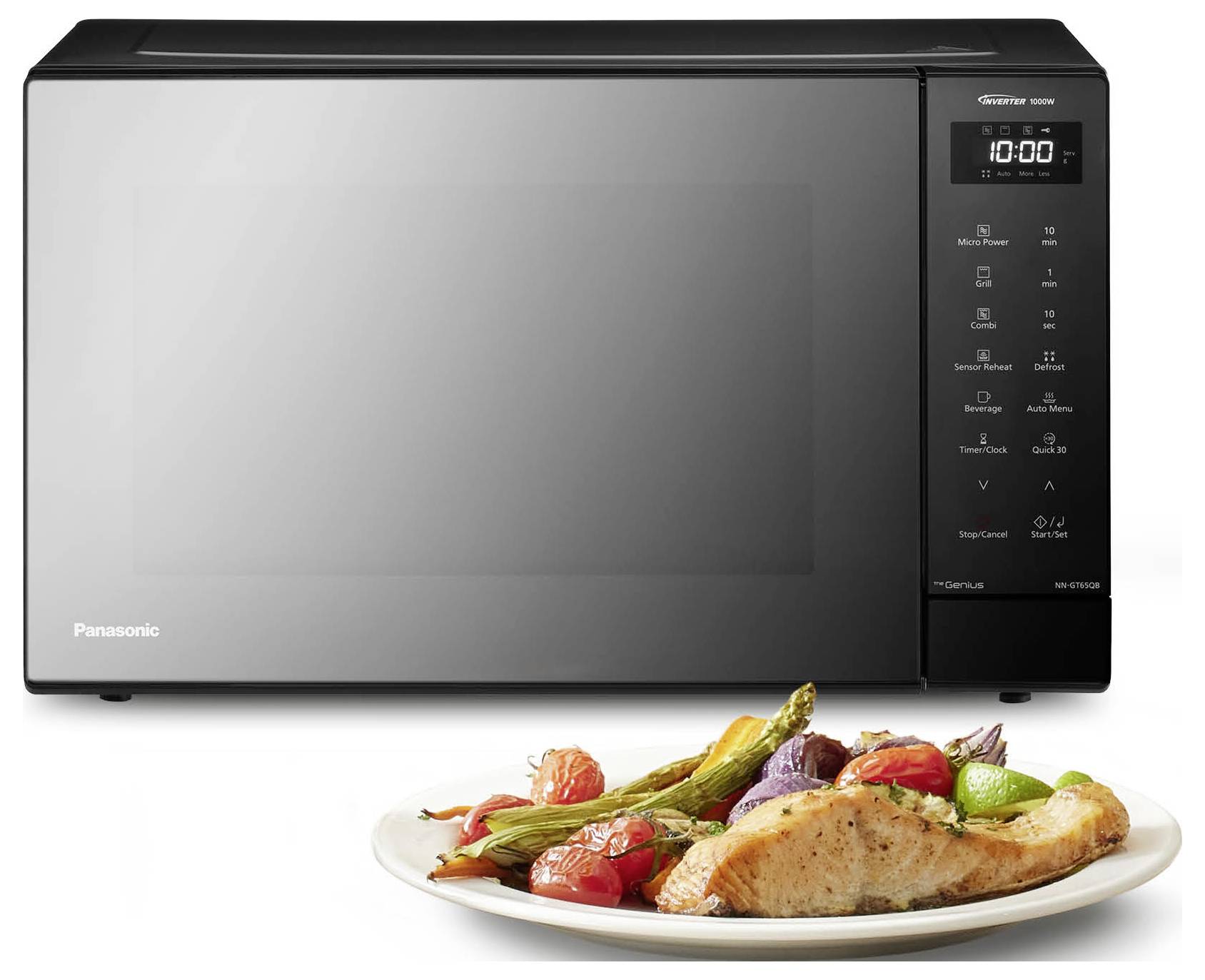 Schwarze Panasonic-Mikrowelle mit digitalem Bedienfeld, gezeigt mit einem Teller gekochtem Lachs und Gemüse davor.