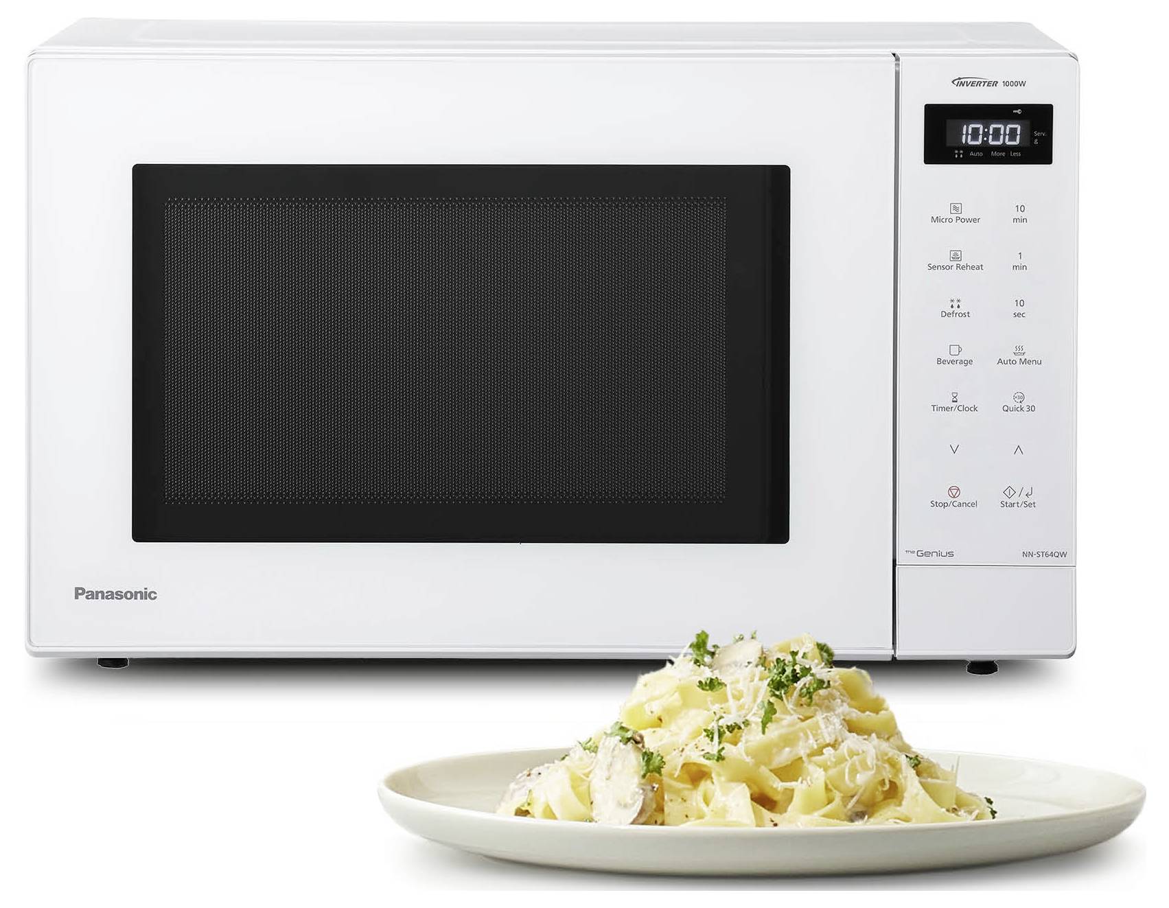 Weiße Panasonic-Mikrowelle für die Arbeitsplatte mit digitaler Anzeige neben einem Teller Pasta auf weißem Hintergrund.