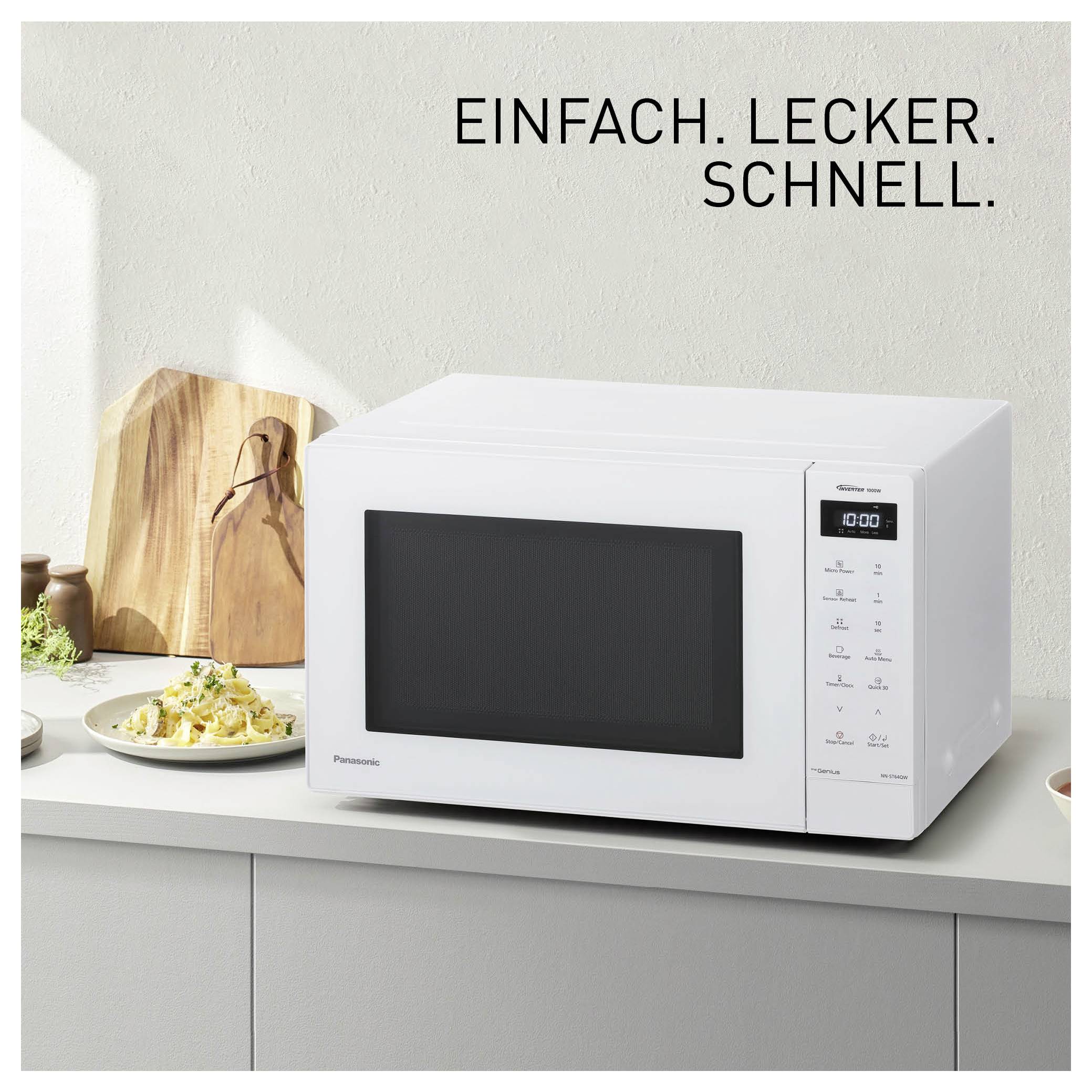 Weiße Panasonic-Mikrowelle auf einer Küchenarbeitsplatte; daneben Teller und Schneidebrett. Oben steht der Slogan 'EINFACH. LECKER. SCHNELL.'