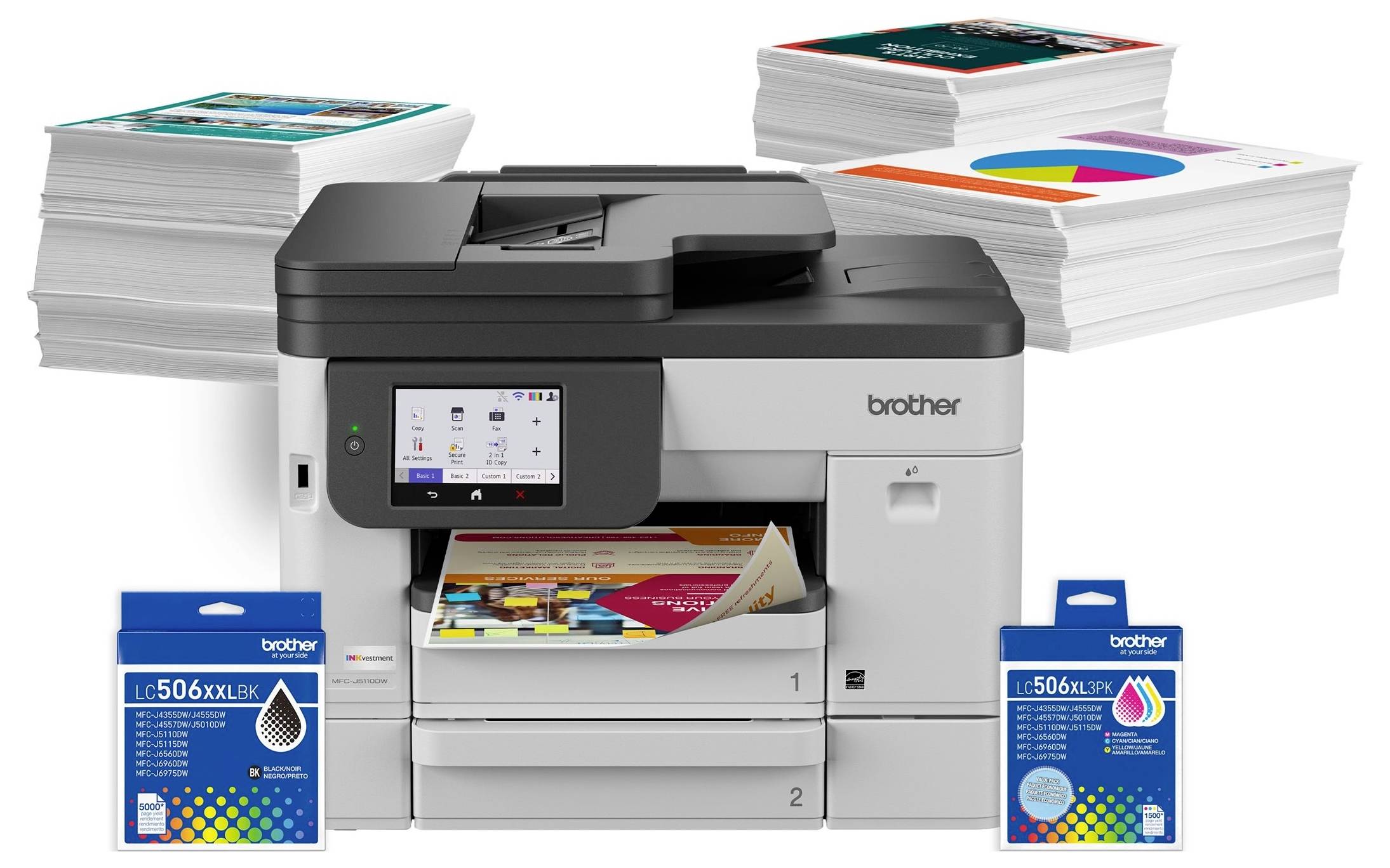Bruder Multifunktionsdrucker mit Stapeln bedruckter Seiten und zwei Tintenpatronen, die ein Druck-Setup für Zuhause oder Büro zeigen.