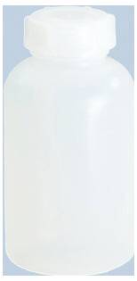 Eine schlichte weiße Kunststoffpillenflasche mit weißem kindersicherem Verschluss auf hellblauem Hintergrund.
