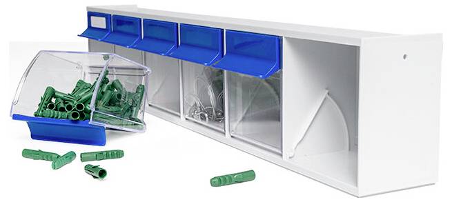 Weißer wandmontierter Lagerschrank mit blauen und durchsichtigen Behältern, die verschiedene grüne Kunststoffteile und kleine Befestigungselemente enthalten; offene Fächer auf der rechten Seite.