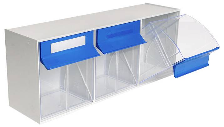 Transparenter Lagerbehälter mit drei klaren Fächern und blauen Scharnierdeckeln, offen dargestellt, um die inneren Abschnitte zu zeigen.