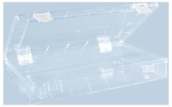 Transparente Kunststoffaufbewahrungsbox mit offendeckel auf hellblauem Hintergrund.