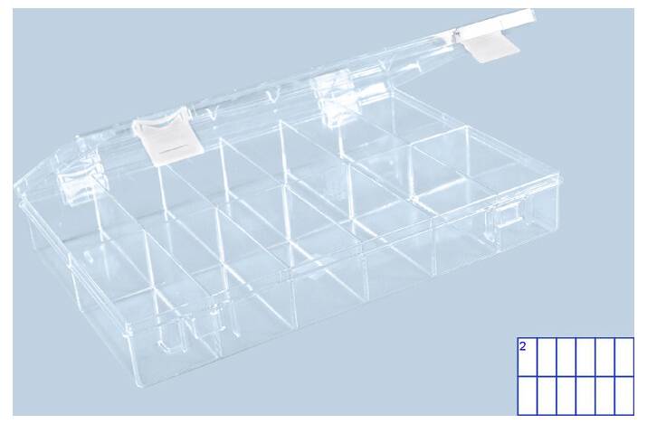Transparenter Kunststoff-Fächerorganizer mit Scharnideckel, offen auf hellblauem Hintergrund dargestellt.