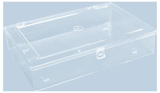 Klare rechteckige Aufbewahrungsbox aus Acryl mit Scharnierdeckel und Verschluss, vor hellblauem Hintergrund dargestellt.