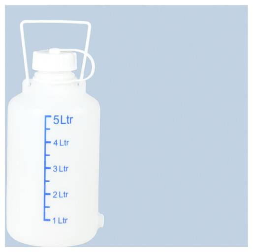 Weiße 5-Liter-Flasche mit Griff und blauen Volumenmarkierungen von 1 Ltr bis 5 Ltr auf hellblauem Hintergrund.