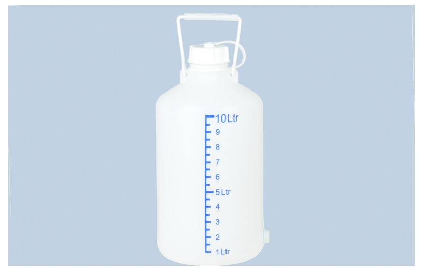 Weißer 10-Liter-Kunststoff-Sprühbehälter mit Griff, blaue Messskala von 1 bis 10 Litern, vor hellblauem Hintergrund gezeigt.