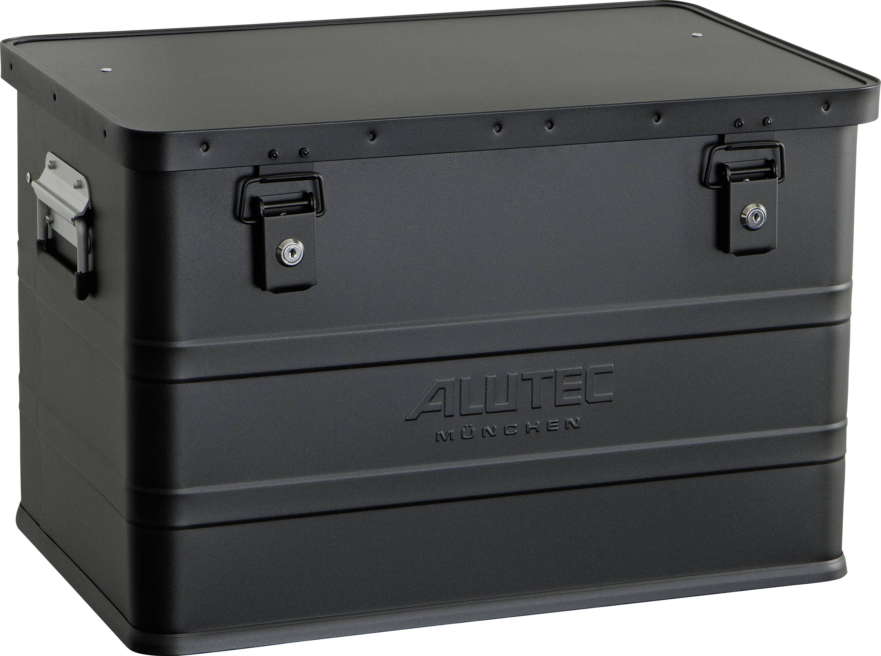 Schwarzer Metalllagertrunk mit klappbarem Deckel, Seitengriffen und vorderen Verschlüssen, beschriftet mit 'ALUTEC MÜNCHEN'.