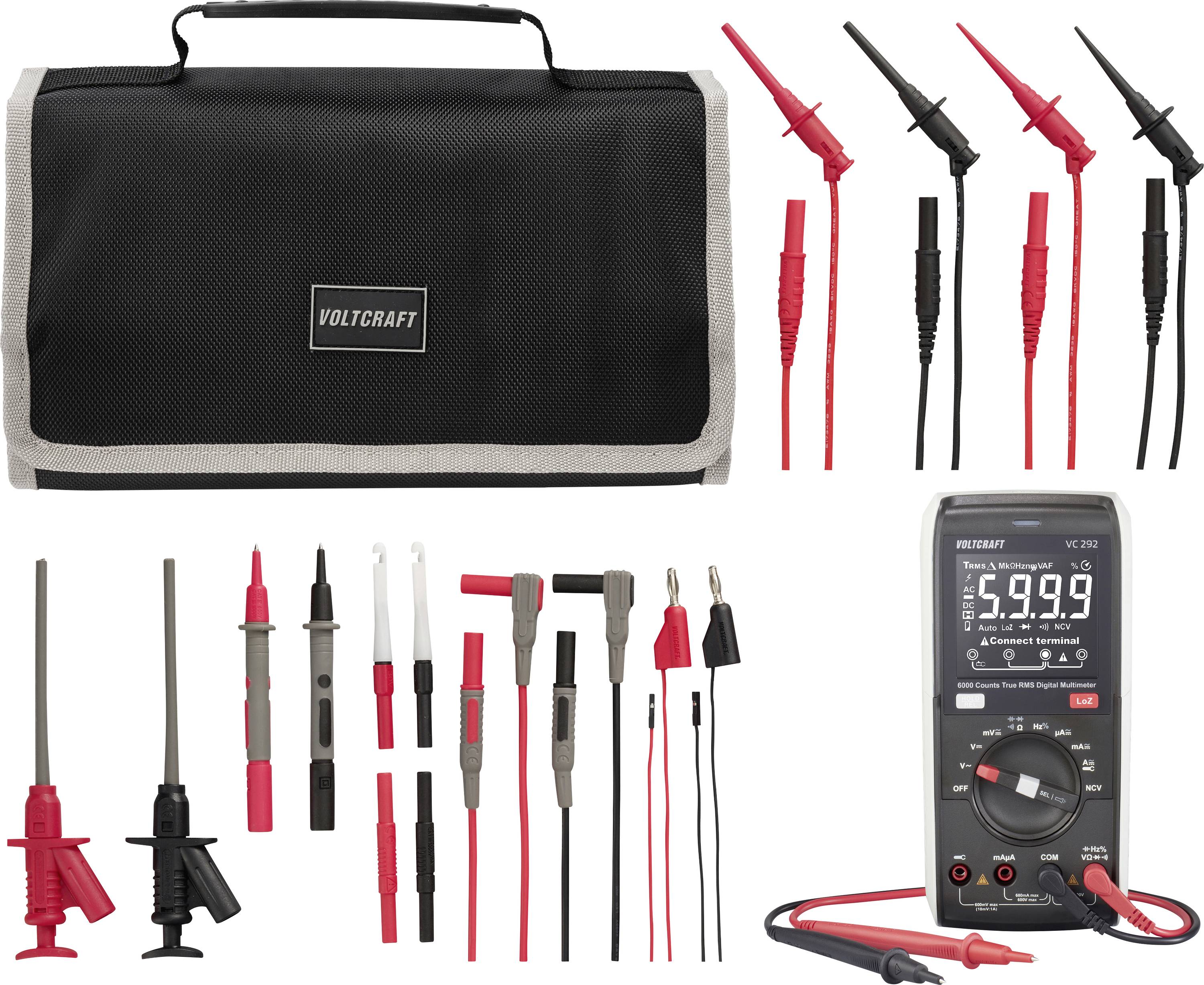 Voltcraft-Multimeter-Set mit Tragekoffer, Prüfspitzen und verschiedenen Messleitungen sowie Adaptern auf weißem Hintergrund dargestellt.