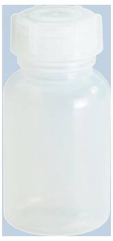 Eine durchscheinende Kunststoffpillenflasche mit weißem Schraubverschluss, vor einem hellblauen Hintergrund gezeigt.
