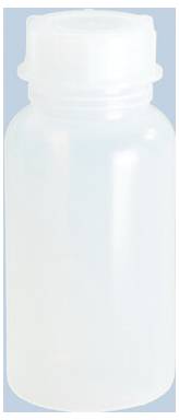 Leere durchsichtige Kunststoffpillenflasche mit weißer Schraubkappe auf hellblauem Hintergrund.