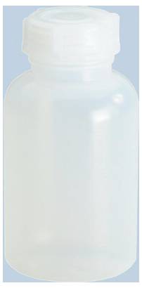 Leere durchsichtige Kunststoffflasche mit Schraubverschluss auf hellblauem Hintergrund.