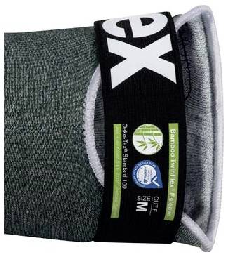 Nahaufnahme eines XTM-Bamboo-Twin-Tex-Stoffartikels mit schwarzem Etikett, auf dem „GRÖSSE M