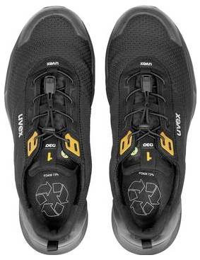 Paar schwarze Sportschuhe von oben betrachtet, mit orangefarbenen Akzenten und weißem Branding, nebeneinander auf weißem Hintergrund dargestellt.