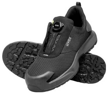 Schwarzer Slip-On Sportschuh mit strukturierter Sohle, in schrägem Winkel auf weißem Hintergrund gezeigt