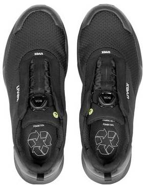 Draufsicht auf ein Paar schwarzer VOKI-Sportschuhe mit Schnürsenkelverschluss, grünen Akzenten und Logos aus recyceltem Material auf den Innensohlen.