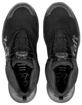 Paar schwarzer Sportschuhe nebeneinander gezeigt, Draufsicht, mit sichtbaren Schnürsenkeln und Branding aus recyceltem Material im Inneren.