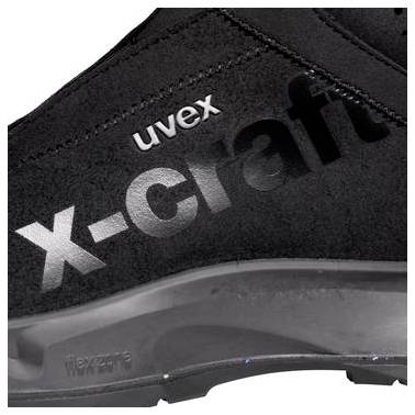 Nahaufnahme eines schwarzen uvex x-craft Schuhs oder Arbeitsstiefel, die das Markenlogo und die Seitenansicht auf weißem Hintergrund zeigen.