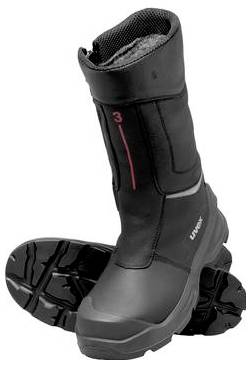 Schwarze isolierte Winterstiefel mit dicken Profohlen, von vorne und von der Seite auf weißem Hintergrund dargestellt.