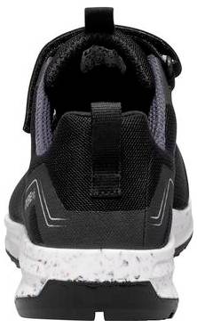 Rückansicht eines schwarzen Sportschuhs mit weiß gesprenkelter Zwischensohle und Zuglasche, dargestellt vor einem einfachen weißen Hintergrund.