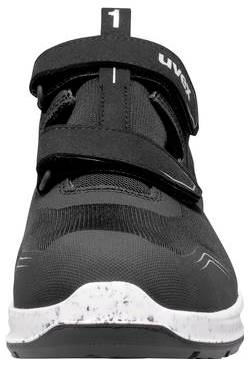 Schwarzer sportlicher Turnschuh mit weiß gesprenkelter Sohle, Vorderansicht vor weißem Hintergrund.