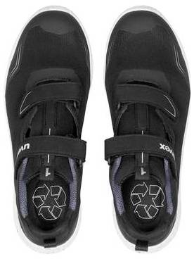 Paar schwarze Sportschuhe von oben betrachtet, zeigt Klettverschlüsse und Logo aus recyceltem Material auf den Innensohlen.