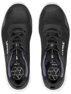 Paar schwarze Nike-Sportschuhe in Draufsicht auf weißem Hintergrund, mit weißen Mittelsohlen und sichtbaren 'Nike'-Logos an den Seiten.