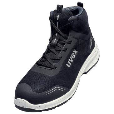 Schwarzer hoher Sportschuh mit weißer Sohle, auf einfarbigem Hintergrund dargestellt.