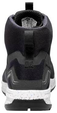 Rückansicht eines schwarzen Athletic-Sneakers mit gesprenkelter weißer Sohle und Zuglasche, vor einem einfachen Hintergrund gezeigt.