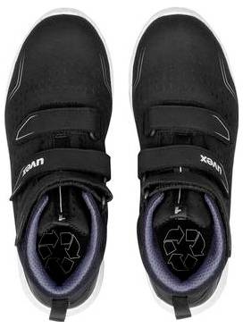 Paar schwarzer Sportschuhe mit weißen Sohlen, von oben auf weißem Hintergrund abgebildet.
