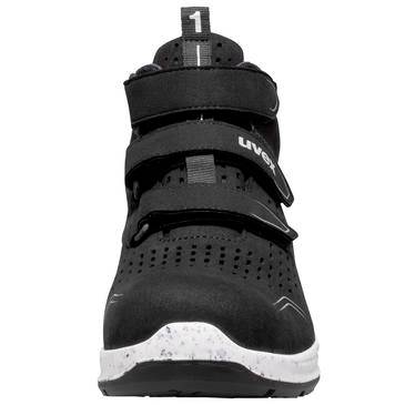 Schwarzer Sportschuh mit drei Klettverschlüssen und weißer Sohle, frontal vor einfachem Hintergrund abgebildet.
