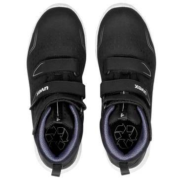 Paar schwarze Sportschuhe mit Klettverschlussriemen, von oben auf weißem Hintergrund abgebildet, mit sichtbarem Recycling-Material-Logo in jedem Schuh.