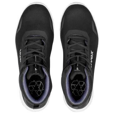 Paar schwarzer Sportschuhe von oben gezeigt, mit weißen Mittelsohlen und sichtbaren Recycling-Symbolen auf den Innensohlen.