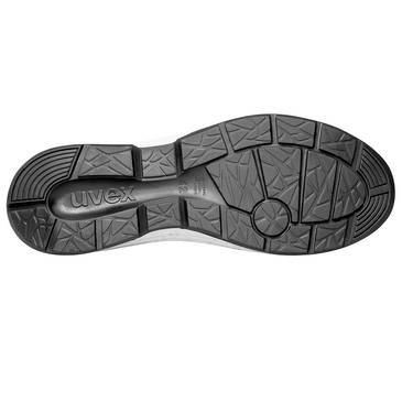 Schwarze Schuhsohle mit robustem Profilmuster und Uvex-Branding, von unten auf weißem Hintergrund dargestellt.