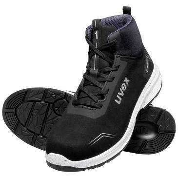 Schwarzer hoher Sportschuh mit weißer Sohle, dargestellt mit sichtbarer Außensohle vor weißem Hintergrund.