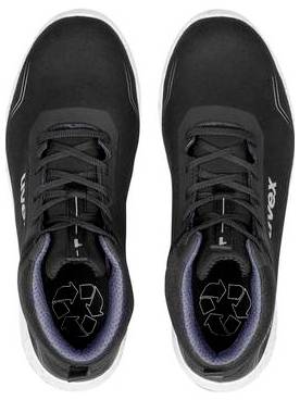 Draufsicht auf ein Paar schwarze Sportschuhe mit weißen Sohlen und dunklen Schnürsenkeln, nebeneinander auf weißem Hintergrund gezeigt.