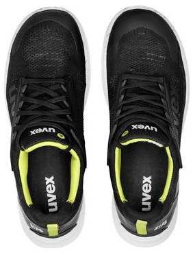 Paar schwarze Sportschuhe mit neongelben Akzenten, von oben auf weißem Hintergrund gezeigt.