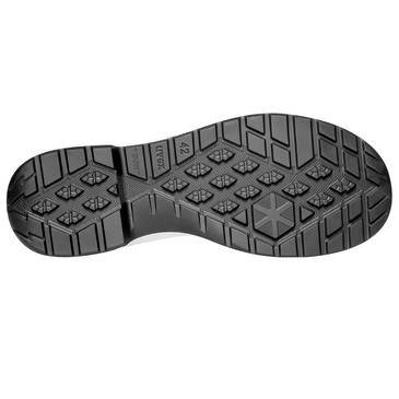 Nahaufnahme einer schwarzen Stiefel- oder Schuhsohle mit tiefe Profilnoppen und einem sechseckigen Laufflächen-Muster.