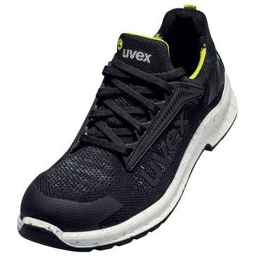 Schwarzer uvex Sportschuh mit Sicherheitsausstattung und Schnürsenkeln, weiße Sohle und gelbe Akzente, auf einfachem weißen Hintergrund gezeigt.