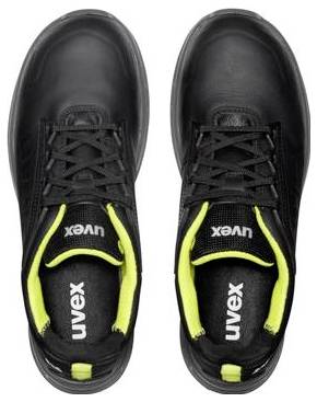 Paar schwarzer Uvex Sportschuhe mit neongelben Akzenten, nebeneinander auf weißem Hintergrund dargestellt.