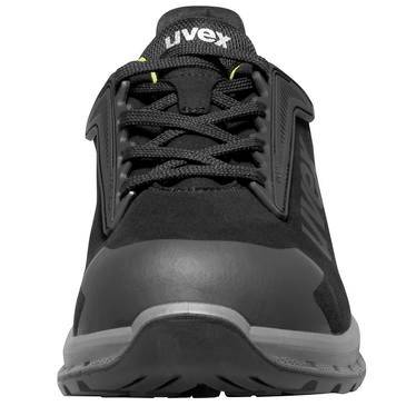 Schwarzer Uvex Sportarbeitsschuh von vorne betrachtet, mit Schnürsenkeln, dicker Sohle und verstärkter Zehenkappe für Sicherheit und Griffigkeit.