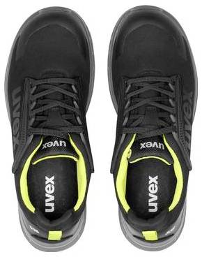 Paar schwarzer uvex Sportschuhe mit neongelben Akzenten, von oben auf weißem Hintergrund fotografiert.