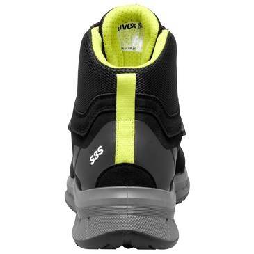 Rückansicht eines schwarzen und neongelben Wanderstiefels mit einer grauen Sohle und einer Zuglasche, gezeigt auf weißem Hintergrund.