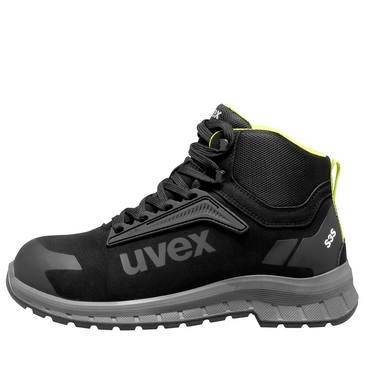 Schwarzer hoher Sicherheitsstiefel mit grauer Sohle und neongrünen Akzenten, in Seitenansicht auf weißem Hintergrund dargestellt.