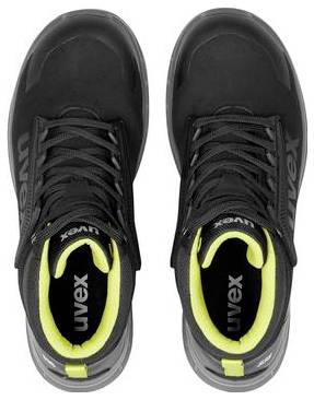 Paar schwarze Sportschuhe mit neongelber Fütterung, von oben auf weißem Hintergrund gezeigt.