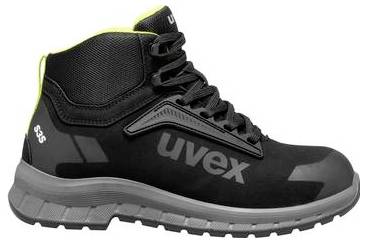 Schwarzer hoher Uvex-Sicherheitsstiefel mit grauer Sohle und Schnürsenkeln, in Seitenansicht auf weißem Hintergrund dargestellt.
