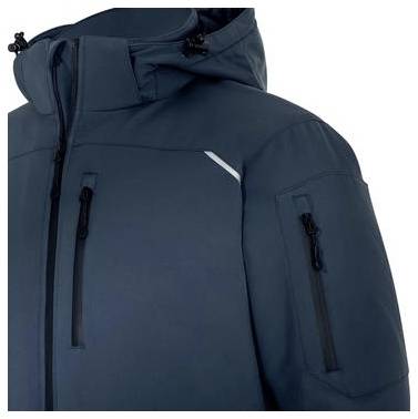 Nahaufnahme einer dunkelblauenen Kapuzenjacke, die die Brusttaschen und Reißverschlusstaschen am Ärmel zeigt.