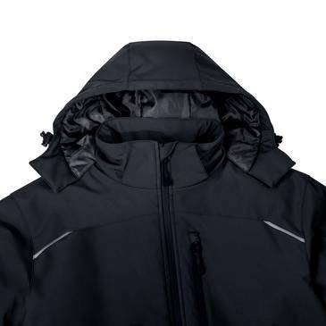 Schwarze Winterjacke mit Kapuze, Frontverschluss und reflektierendem Paspel, vor weißem Hintergrund präsentiert.